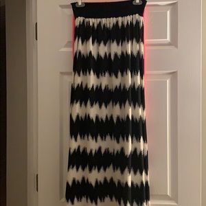 Black and white stretchy skirt